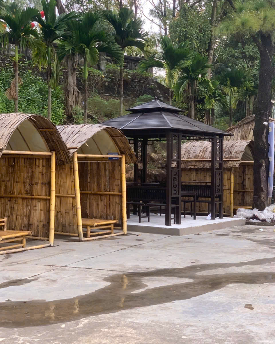 Chòi nổi bật giữa khuôn viên xanh mát