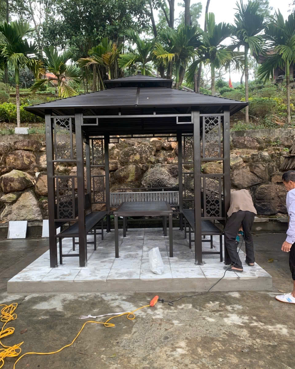 Lắp dựng 2 chiếc chòi sân vườn tại đền Chu Văn An - Hải Phòng