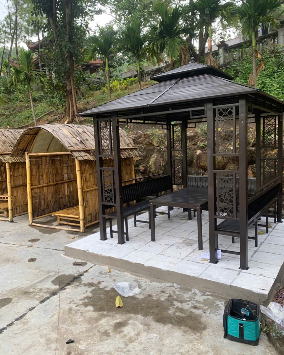 Lắp dựng 2 chiếc chòi sân vườn tại đền Chu Văn An - Hải Phòng