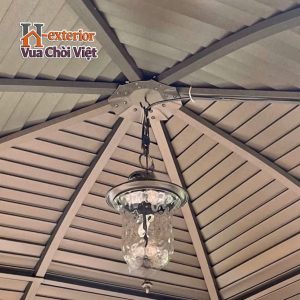 Có thể treo đèn trang trí cho chòi ở giữa dưới mái