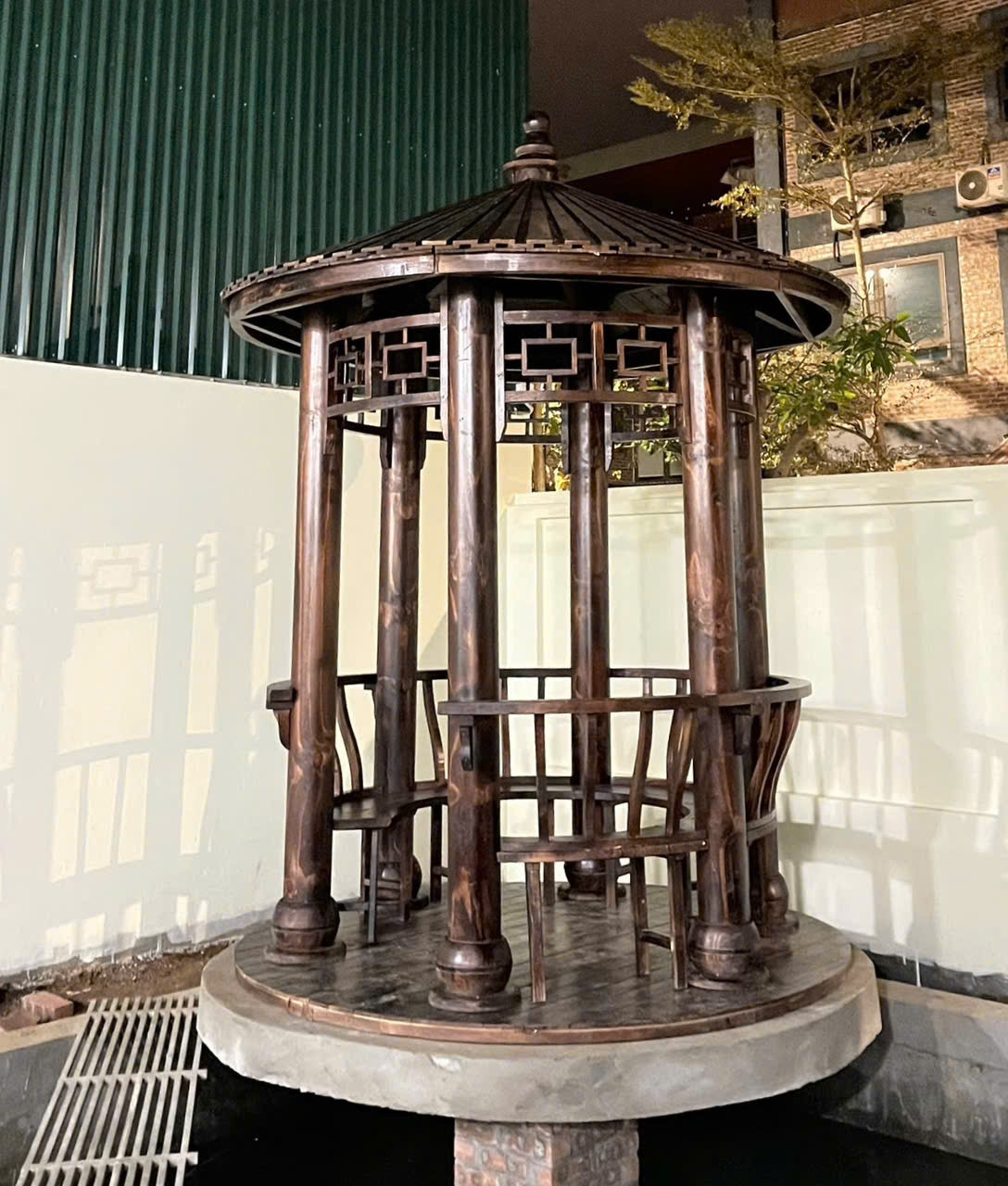 Chòi với vân gỗ nổi bật về đêm