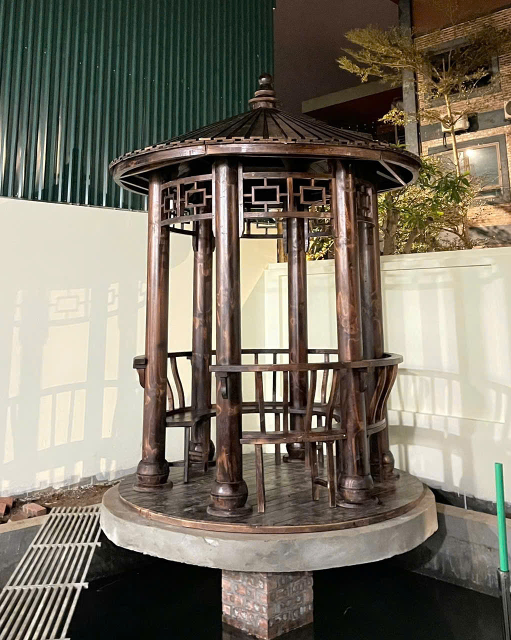 Chòi tròn dựng lên hoàn thiện một góc sân vườn trên mặt hồ