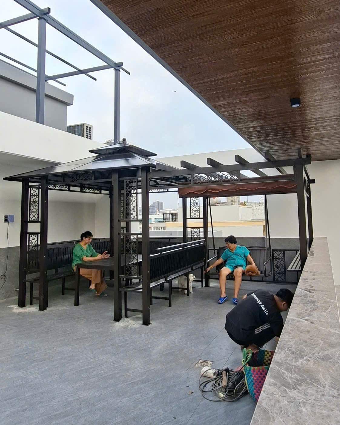 Lắp ráp chòi sân vườn xích đu trên sân thượng tại TP.HCM