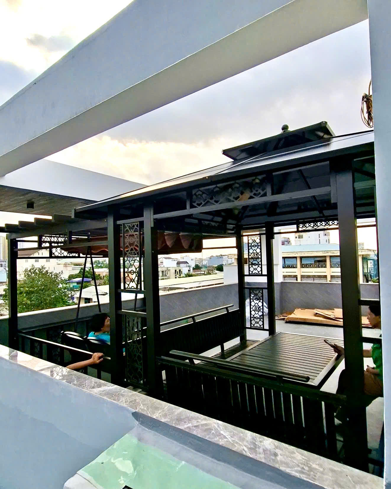 Chòi sân vườn xích đu lắp ghép hoàn thiện một góc thư giãn trên cao