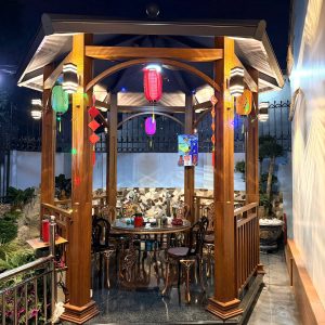 Nhà chòi lên đèn lung linh vào buổi tối