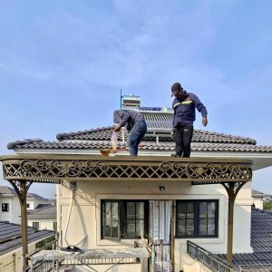 Mái được lợp tấm nhựa polycarbonate chắc chắn