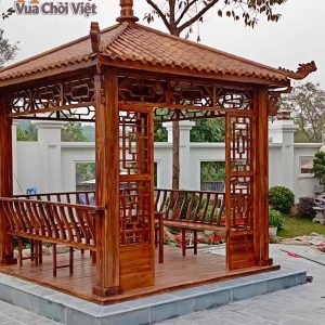 Nhà chòi bằng gỗ nổi bật trong không gian sân vườn biệt thự