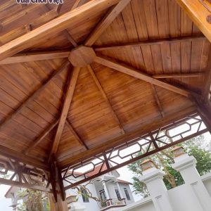 Mái chòi gồm 2 lớp: Một lớp gỗ ốp kín mít phía dưới và một lớp ngói gỗ phía trên