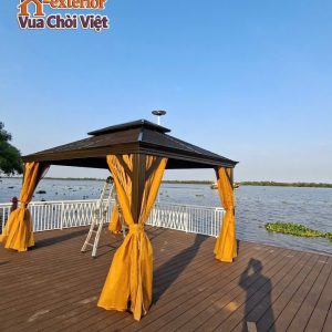 Chòi được dựng bên cạnh một dòng sông thơ mộng càng gia tăng thêm vẻ đẹp và sự nổi bật