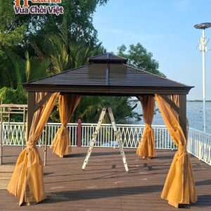 Xung quanh được trang bị rèm 2 lớp gồm một lớp voan mờ và một lớp vải kín