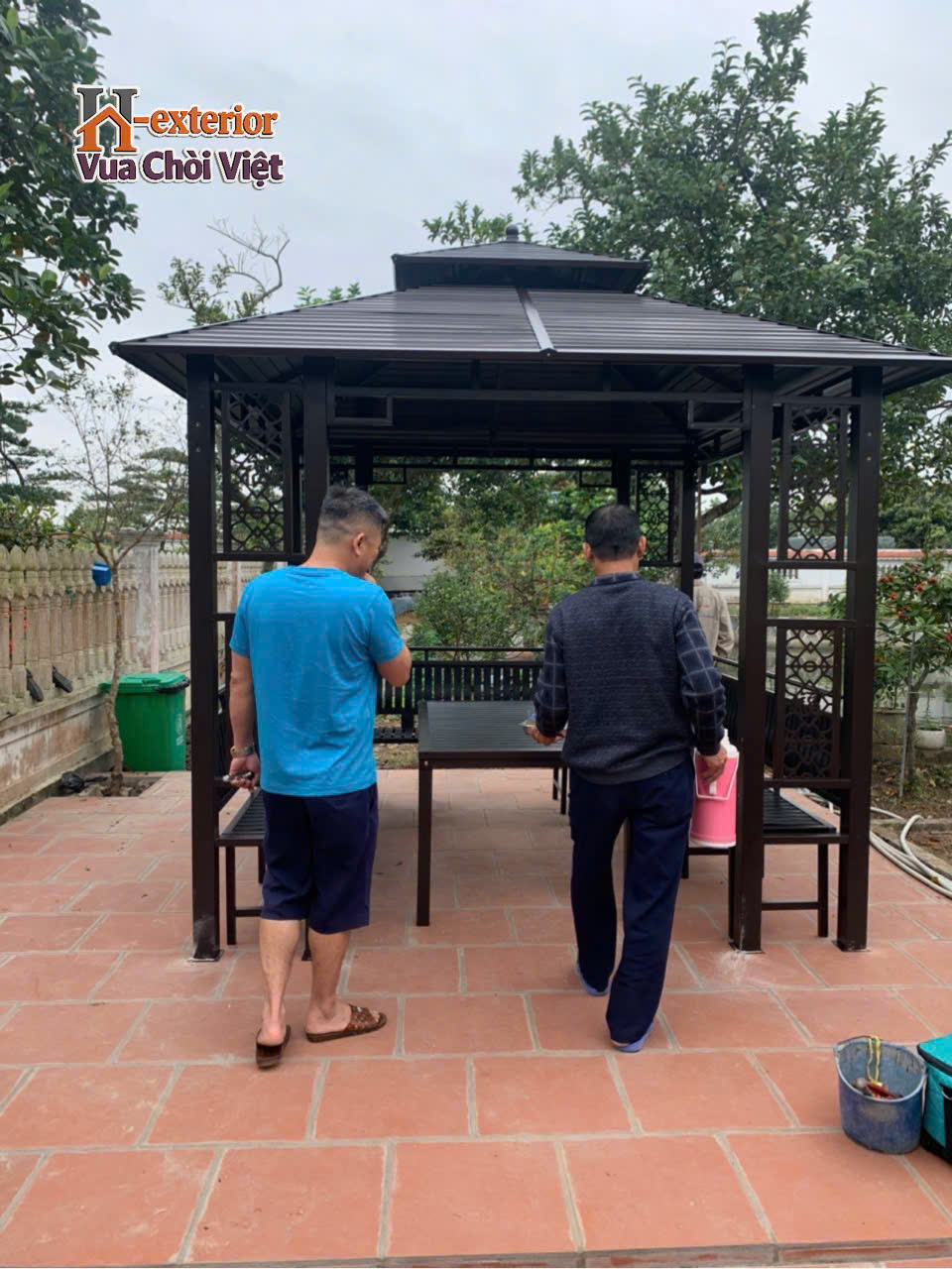 Mái nhà chòi bằng thép mạ kẽm sơn tĩnh điện dập dạng bậc thang giúp thoát nước mưa nhanh chóng