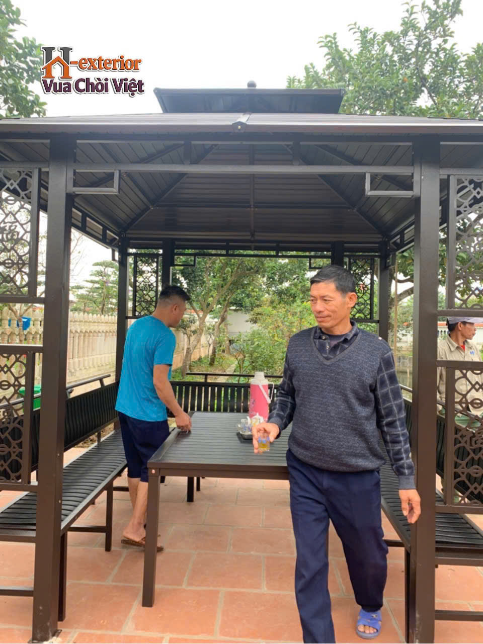 Chòi được trang bị đầy đủ bàn và ghế tiện lợi