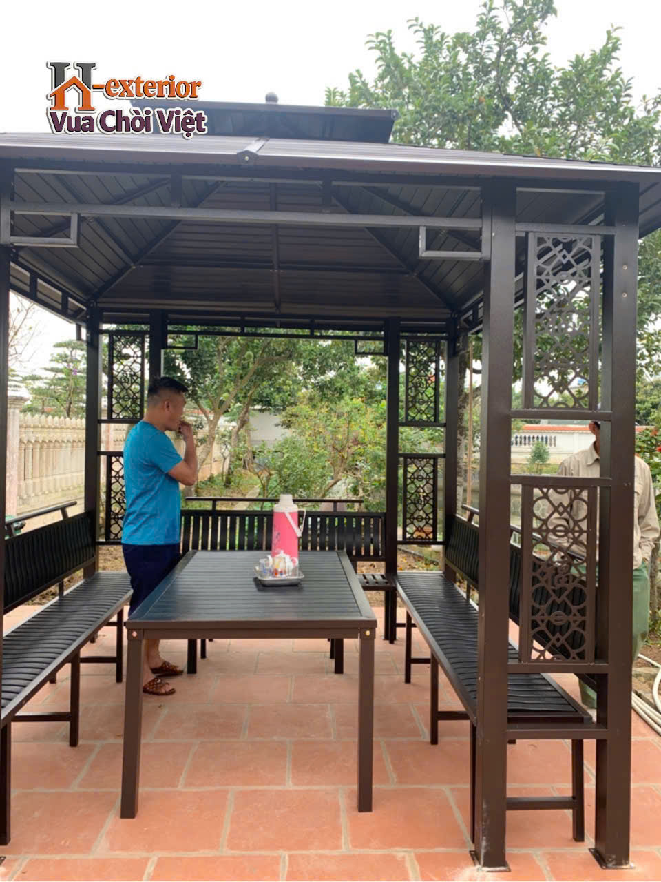 Giữa hai cột được trang trí các tấm vách họa tiết cắt CNC nổi bật