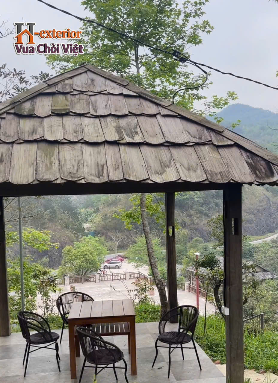 Phần mái nhà chòi được lợp bằng hai lớp gỗ đan xen nhau nhằm tăng hiệu quả chống thấm