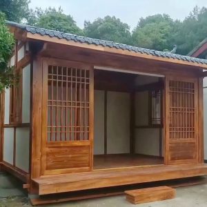 Phía chính diện nhà chòi được bố trí hai cửa lùa