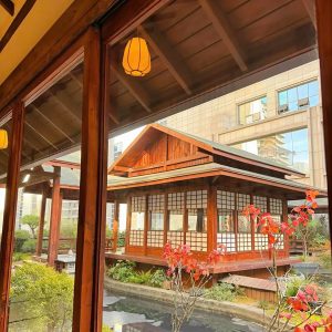 Hành lang nhà chòi có thể treo thêm các đèn trang trí cổ điển