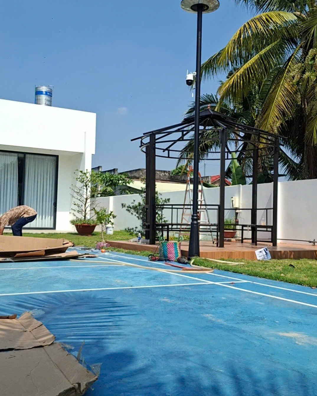 Phần khung cột của chòi đã được dựng lên