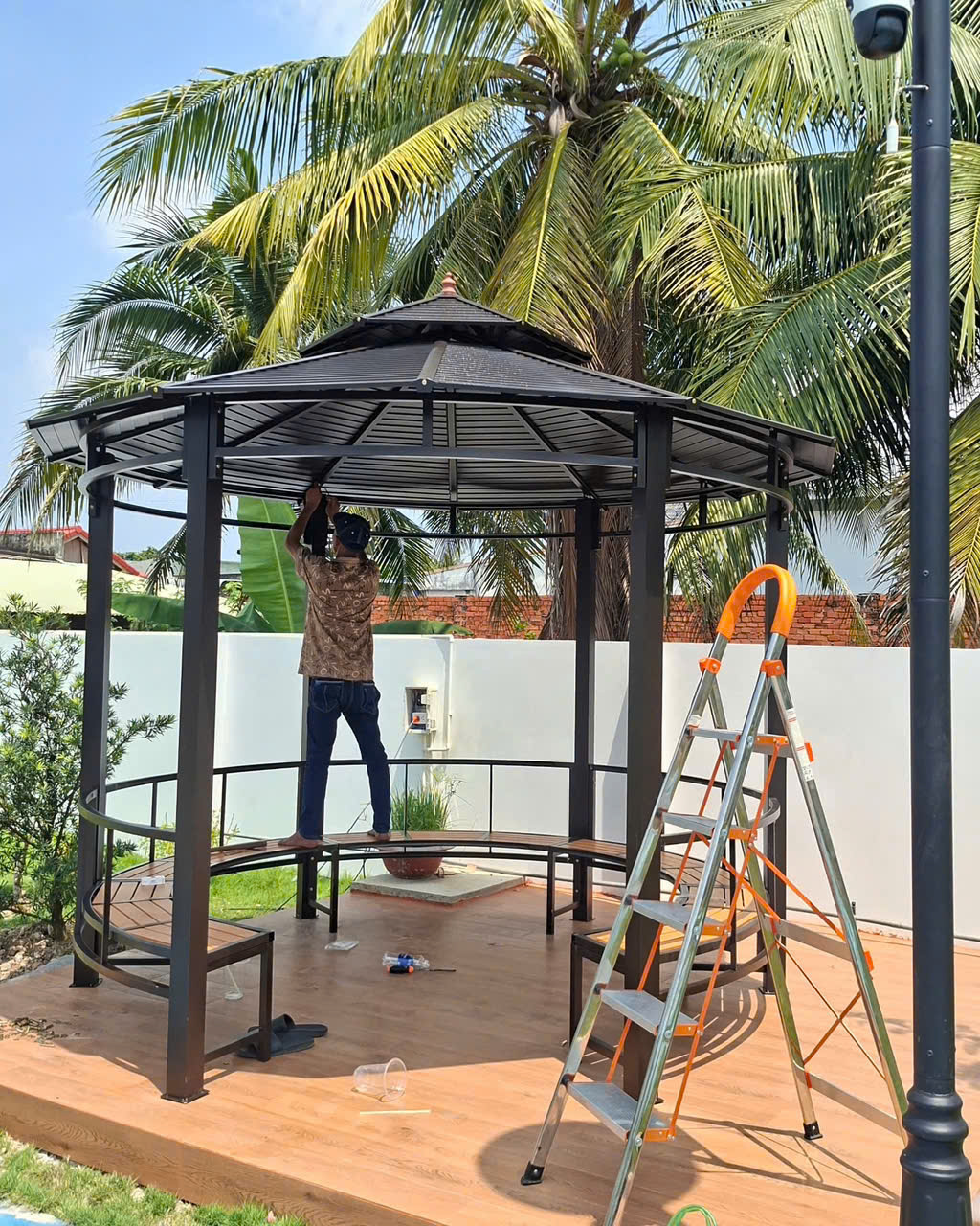 Đội ngũ kỹ thuật "Vua Chòi Việt" đang thi công tỉ mỉ