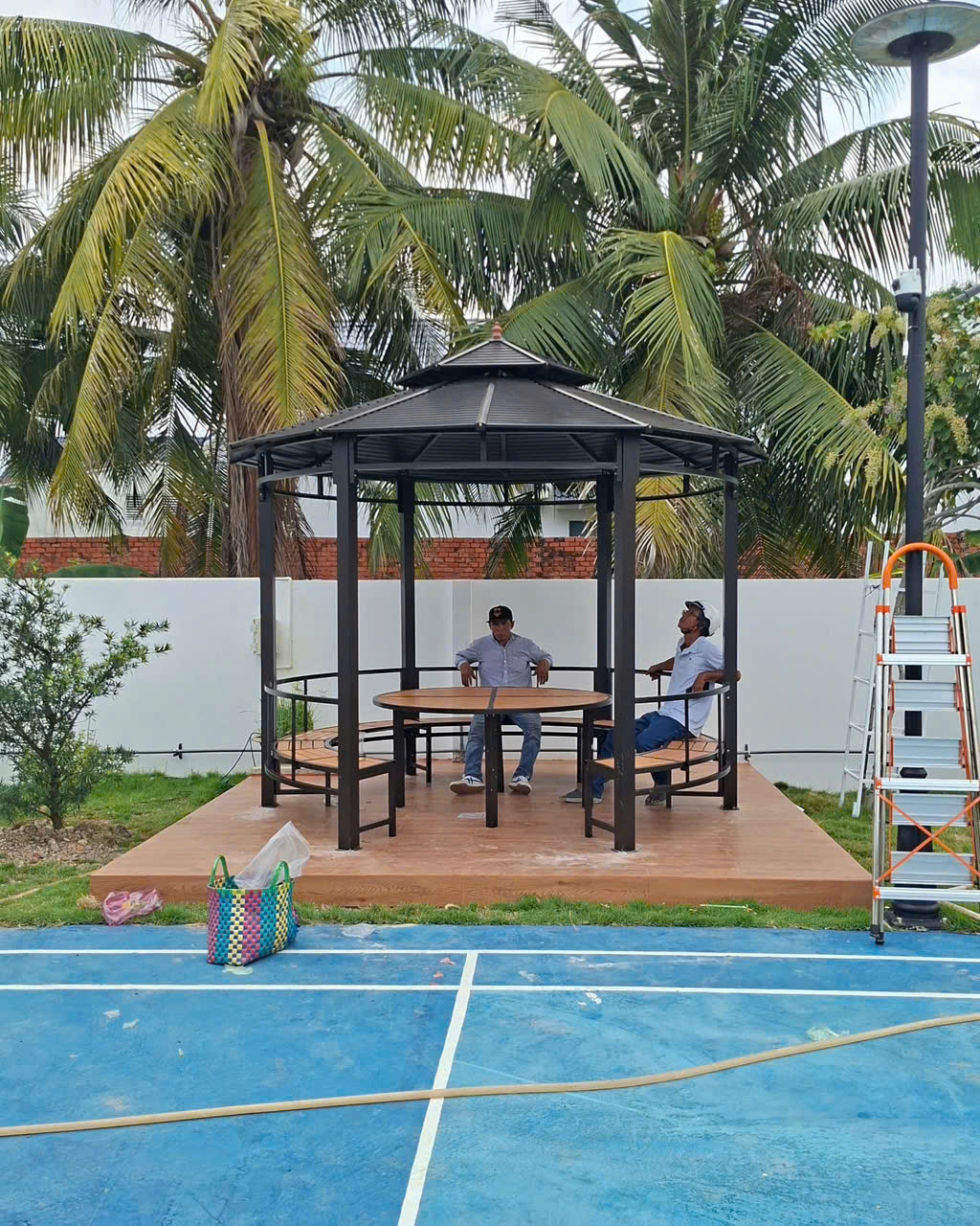 Chòi tròn được lắp ráp dưới tán cây dừa xanh mát