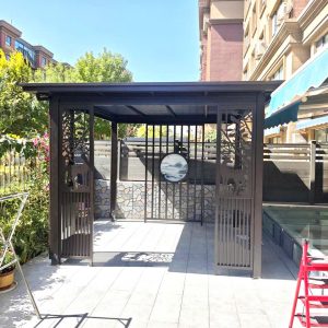 Ở giữa nhà chòi là bức tranh sơn thủy hình tròn