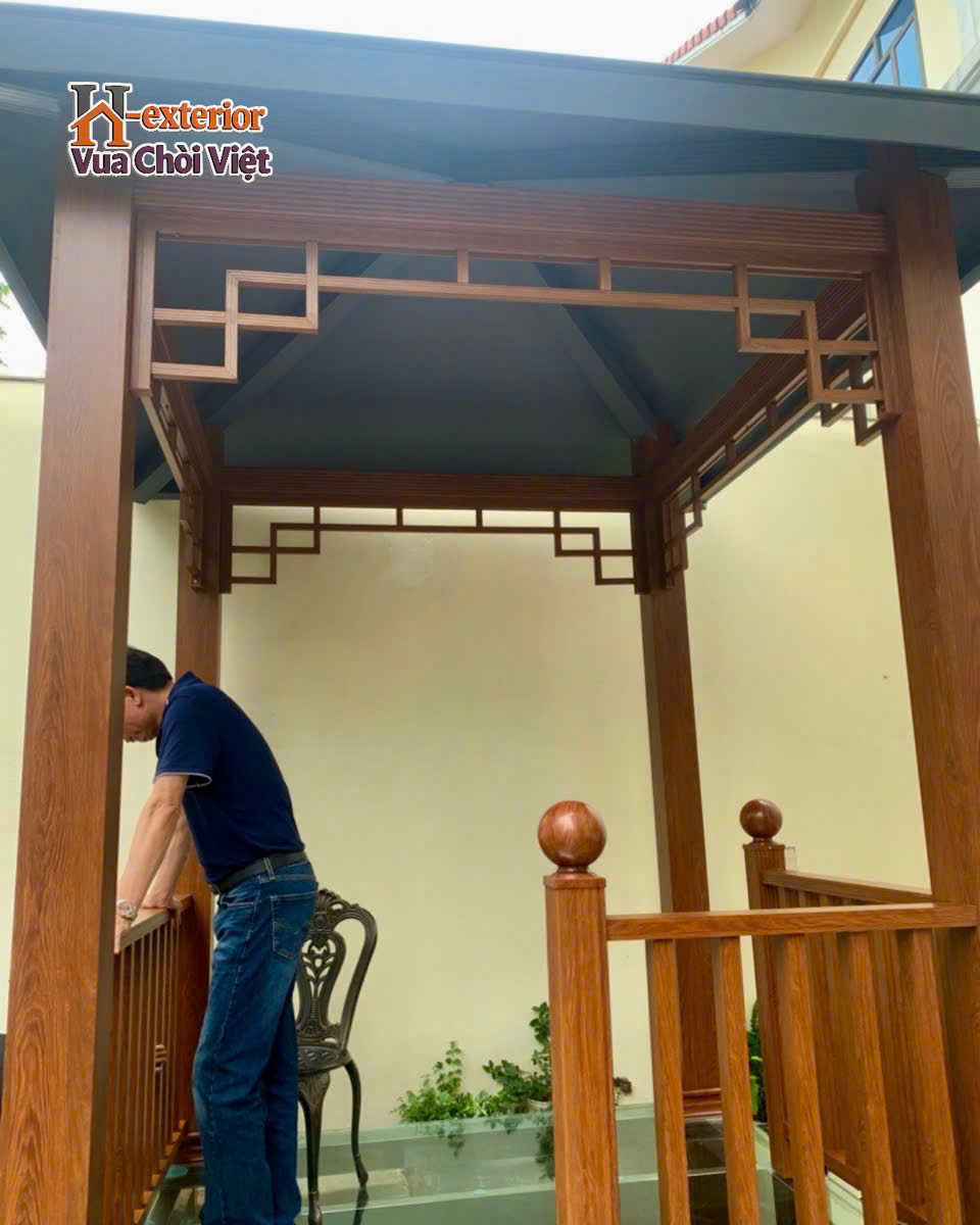 Diềm mái chòi được trang trí các họa tiết ô song