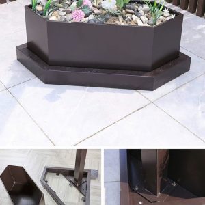 Dưới chân cột có bồn hoa rộng vừa để trang trí vừa để giữ cố định cho chòi