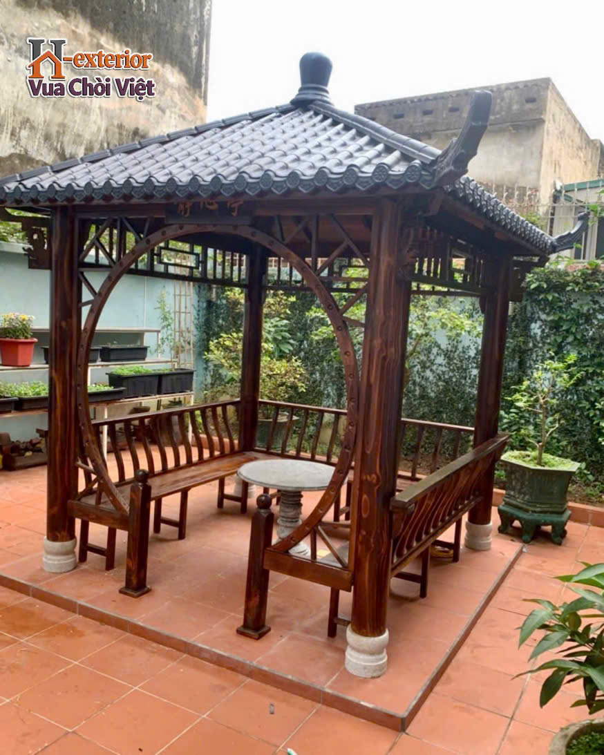 Nhà chòi làm bằng gỗ thông dầu với vân gỗ nổi bật