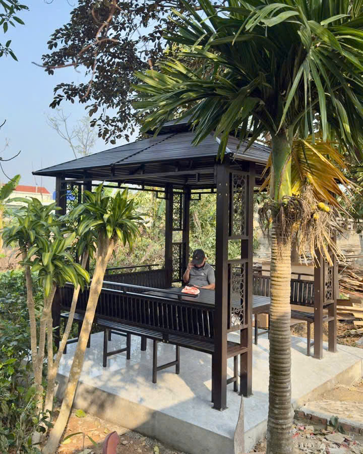 Nhà chòi đi kèm đầy đủ 3 hàng ghế ngồi và một bàn ở giữa