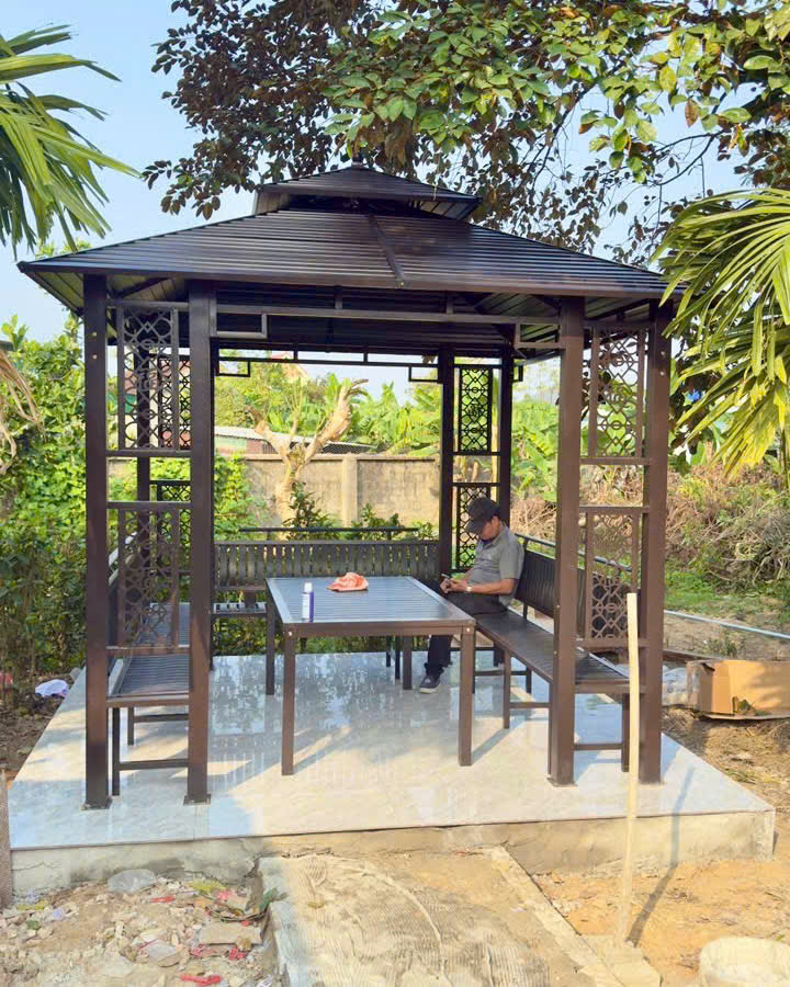 Nhà chòi được lắp đặt trong khu vườn xanh mát dưới tán cây vú sữa