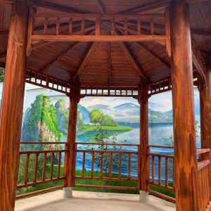 Dưới mái chòi được ốp một lớp gỗ kín mít