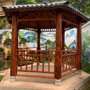 Chòi được làm từ gỗ thông dầu với vân gỗ nổi bật dạng núi mây