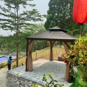 Nhà chòi được trang bị rèm hai lớp xung quanh