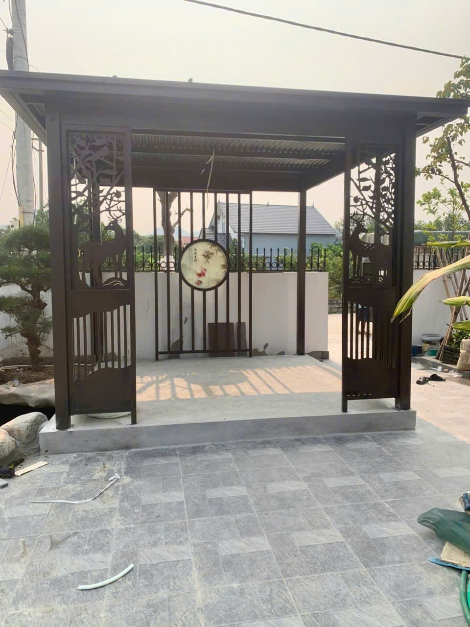 Chòi mái bằng vừa mang dáng dấp hiện đại nhưng vẫn chứa đựng vẻ đẹp truyền thống băng các họa tiết trang trí đặc trưng