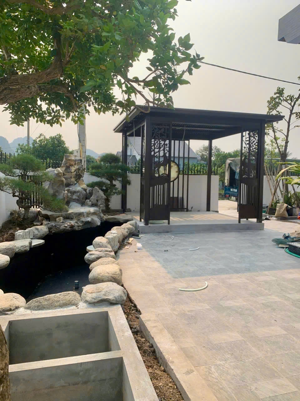 Nhà chòi mái bằng được lắp đặt trong khuôn viên sân vườn cạnh hồ cá Koi