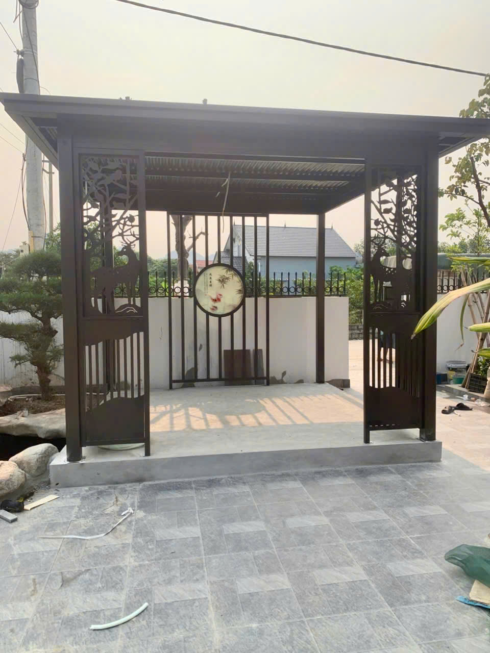 Hai bên cột trước của chòi được trang trí bằng các tấm vách cắt CNC nghệ thuật