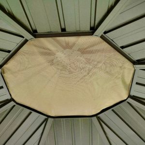 Mái chòi được phủ một lớp lưới ngăn côn trùng