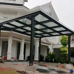 Mái che được lợp bằng nhựa polycarbonate hoặc kính cường lực