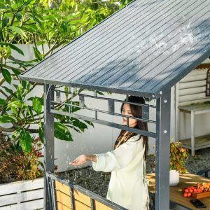 Mái chòi được làm từ các tấm thép mạ kẽm sóng dọc giúp thoát nước mưa nhanh chóng