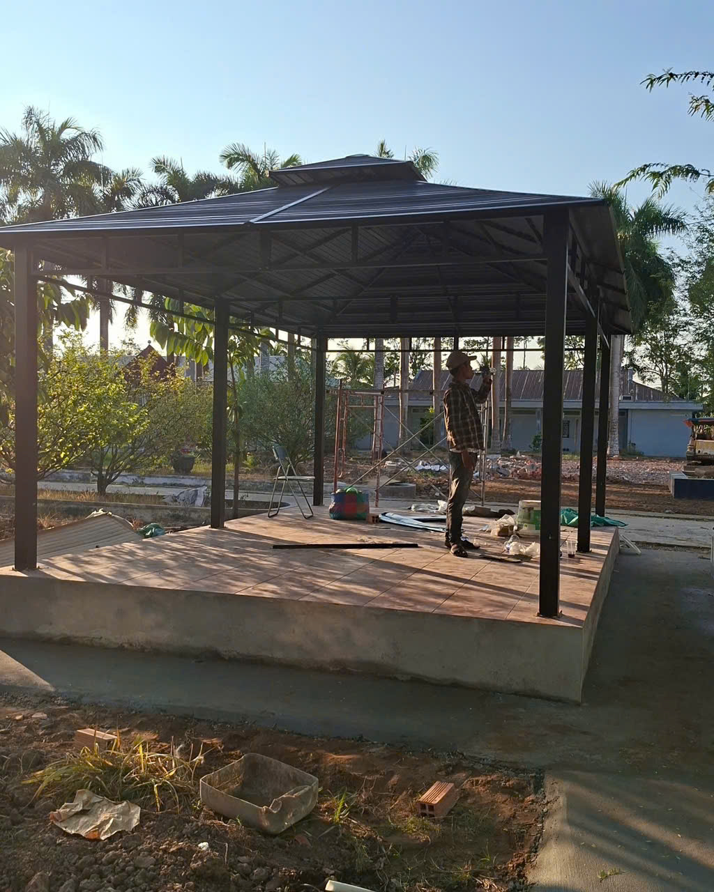 Chòi có kích thước rộng lớn, đủ chỗ sinh hoạt cho nhiều người cùng một lúc