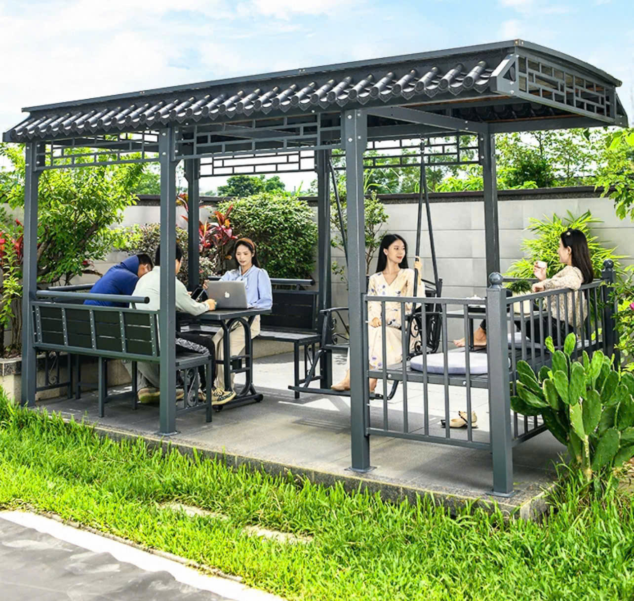 Nhà chòi sân vườn kèm giường và xích đu