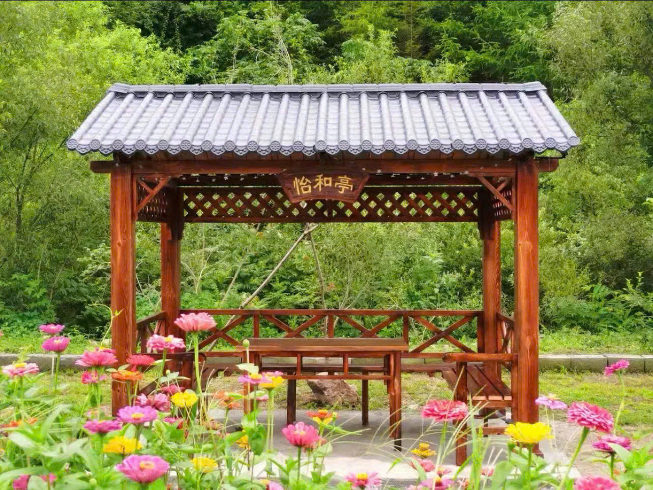 Nhà chòi gỗ hình chữ nhật hai mái