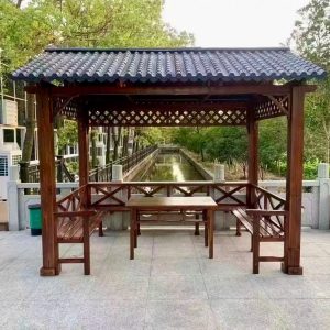 Diềm mái trang trí bằng các họa tiết hình quả trám