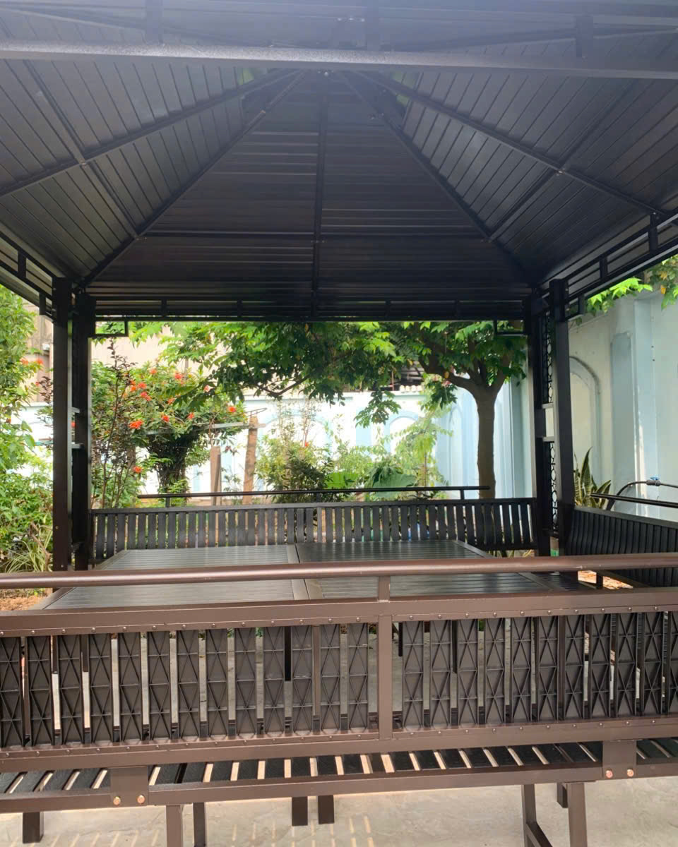 Bàn ghế bằng gỗ nhựa êm ái