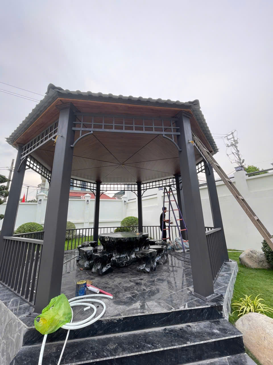 Khung cột chòi được làm bằng sắt sơn tĩnh điện