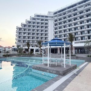 Nhà chòi thép màu trắng hình tròn
