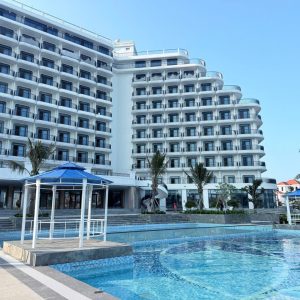 Khung cột sơn màu trắng, mái màu xanh dương rất hợp với khuôn viên bể bơi