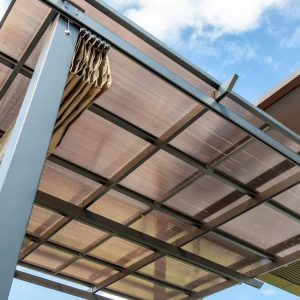 Mái chòi được làm từ tấm nhựa polycarbonate chống nắng nóng và tia UV