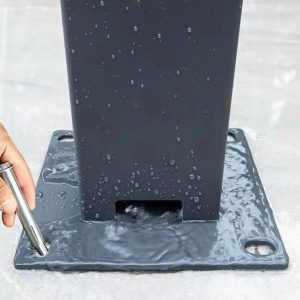 Chân cột trụ được bắt vít nở cố định xuống nền chắc chắn