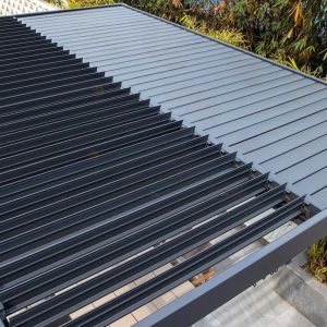 Mái gồm các tấm thép có thể dễ dàng đóng mở