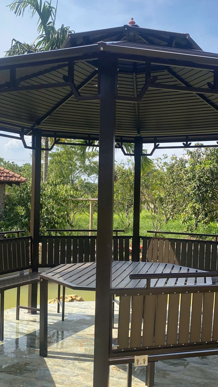 Chòi được trang bị đầy đủ bàn và ghế, tiện lợi sử dụng
